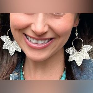 NWT VEGAN WHITE LEATHER FLORAL HYDRANGEA STATEMENT EARRINGS WHITE GOLD ACCENT